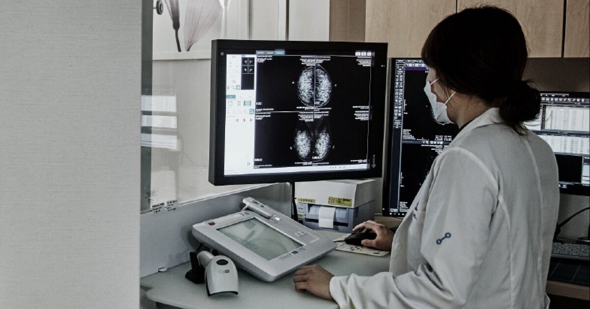 A radiologist checking a report by Lunit INSIGHT MMG