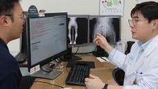 An AI scribe runs in the background during a clinic consultation