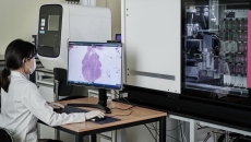 A clinician using the Lunit INSIGHT CXR software