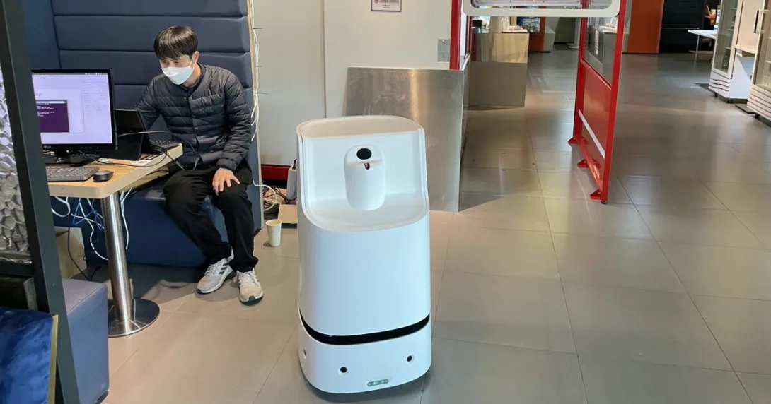 The AI autonomous infectious disease prevention robot developed by the Korea Institute of Machinery and Materials in partnership with Vision Semicon, Co.