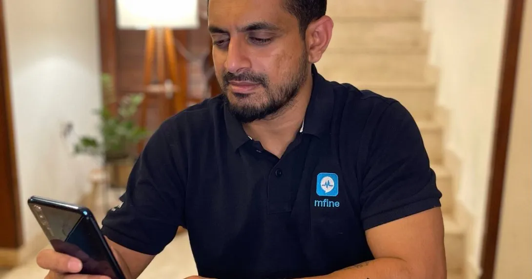 MFine CTO Ajit Narayanan holding a smartphone to measure his vitals